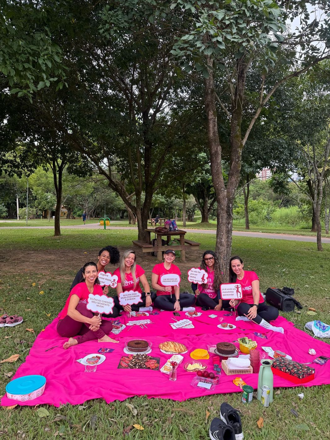 Grupo posando com mensagens compartilhadas