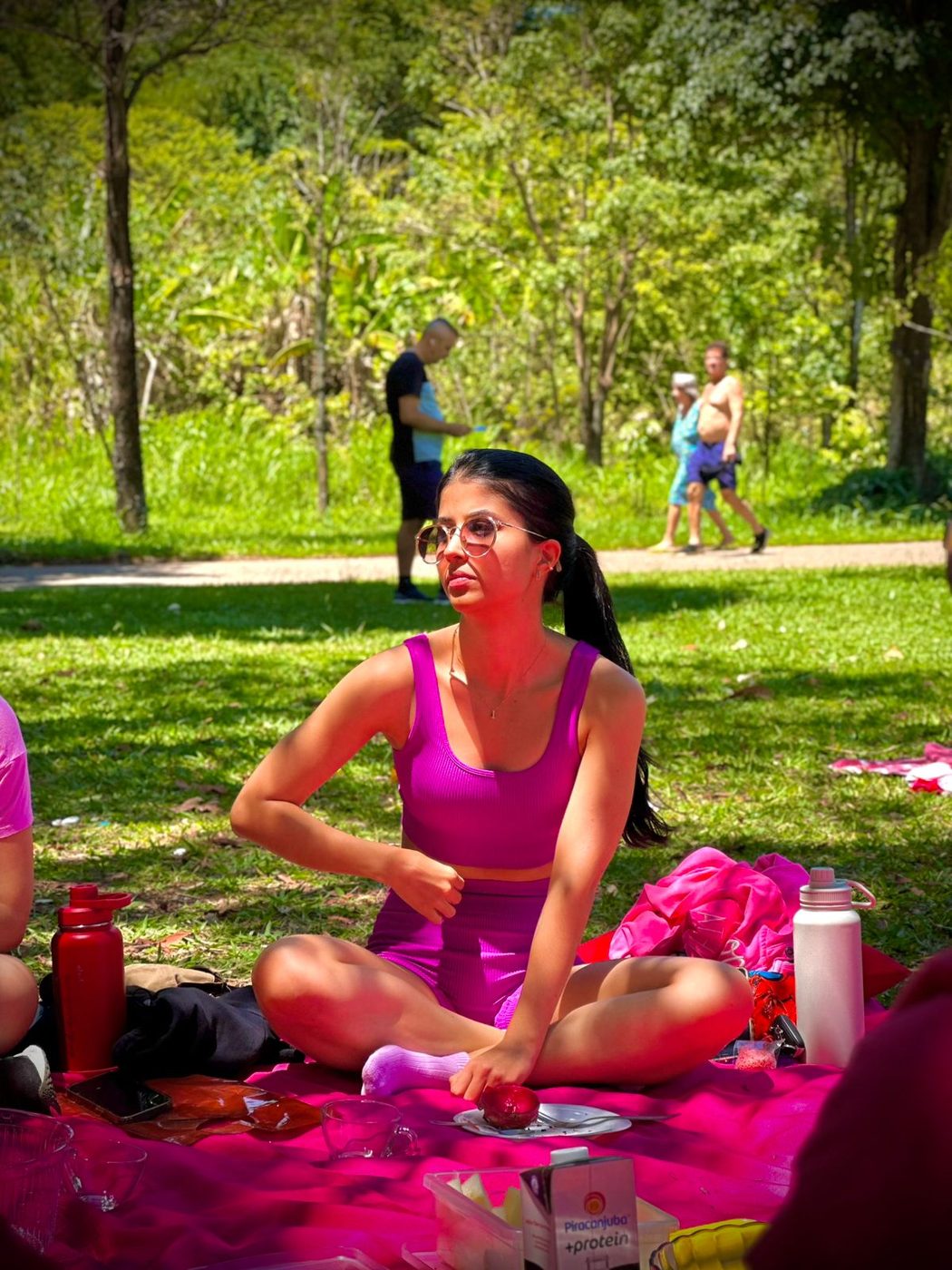 Mulher relaxando ao ar livre