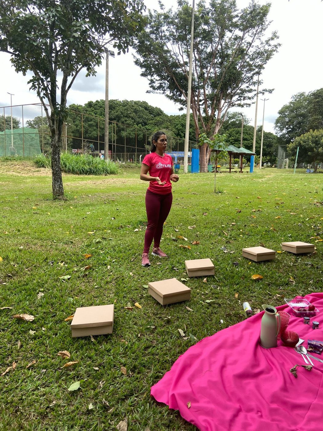Fê preparando o espaço para o evento