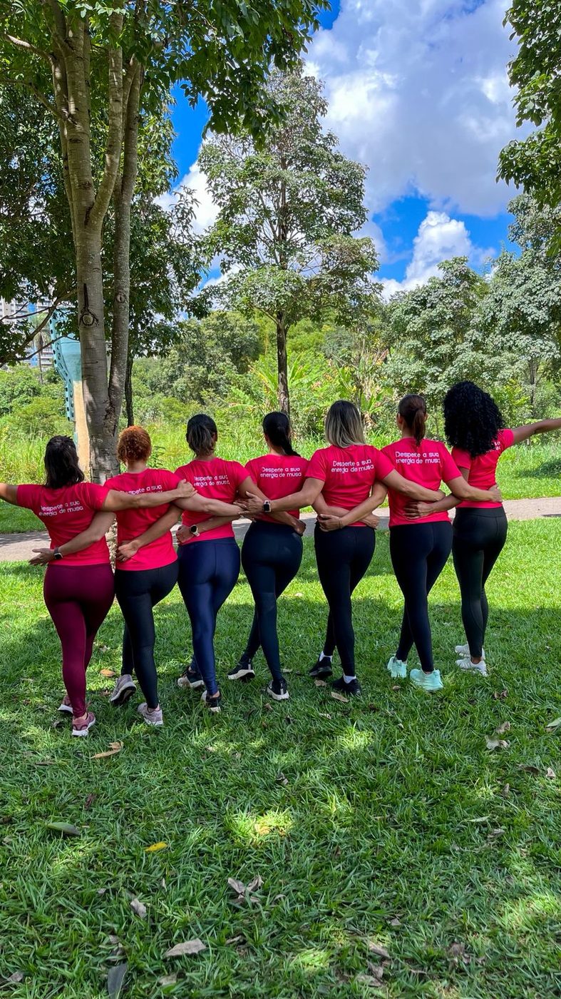 Abraço coletivo de costas