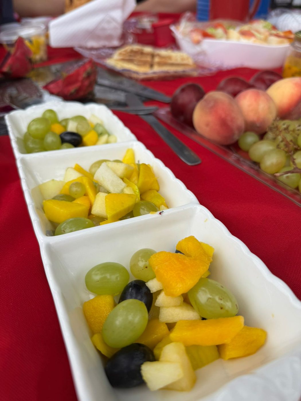 Salada de frutas em potinhos brancos